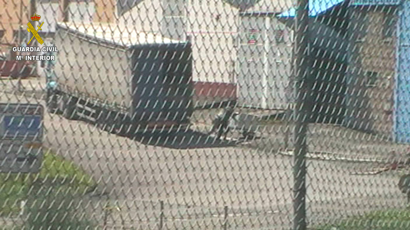 La Guardia Civil ha detenido a dos hombres de 35 y 49 años tras ser sorprendidos cuando acababan de descargar de un camión 76 kilos de marihuana procedente del levante español en un polígono industrial de Carreño.