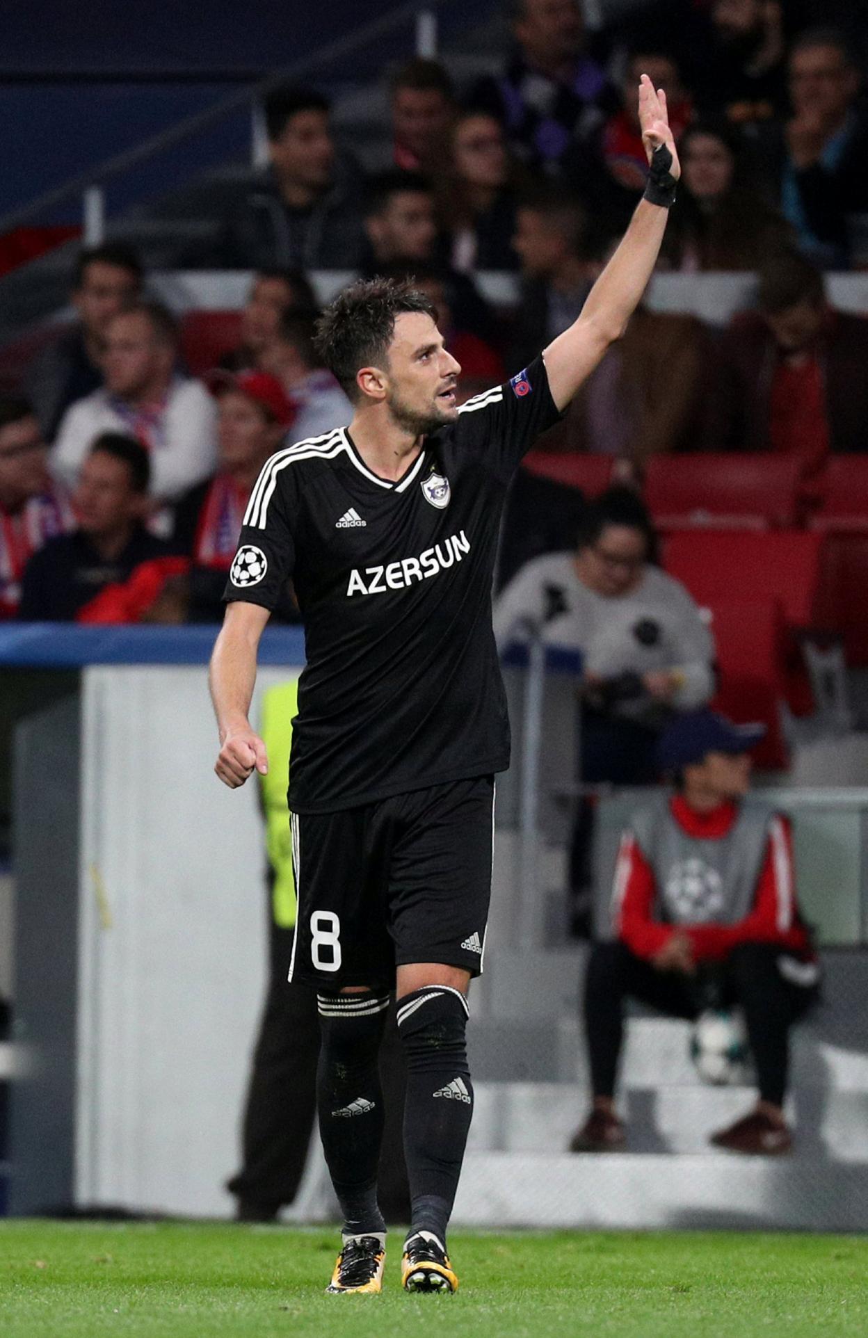 Míchel saluda a la grada tras un partido de Champions. 