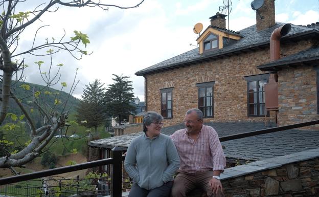 María del Mar Fernández y Pedro Martínez, del hotel rural de Santa Eulalia de Oscos.