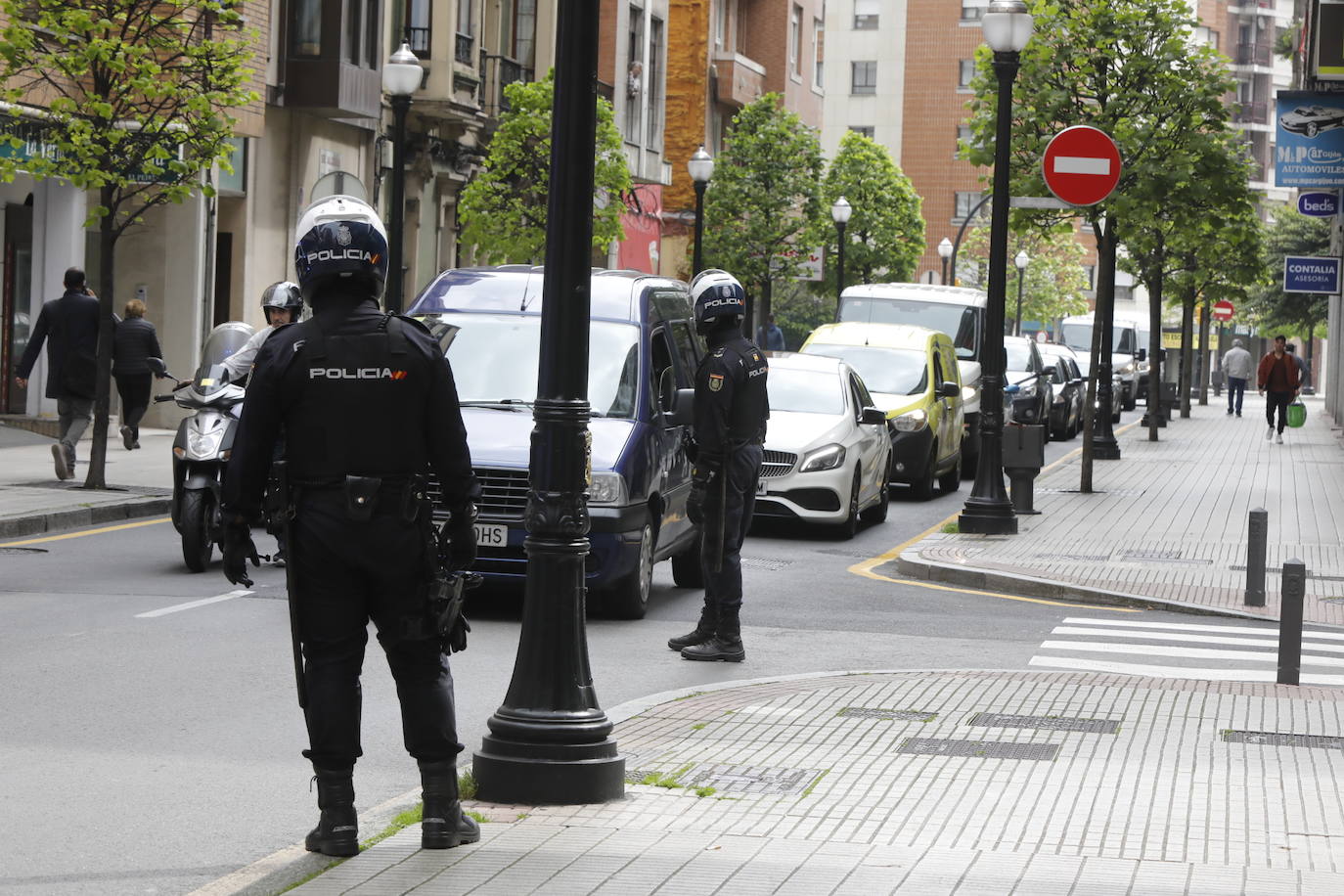 Las región cumple con las normas de seguridad en las salidas ineludibles a la calle. Las mascarillas y los controles se convierten en la tónica habitual de la vida fuera de casa. 