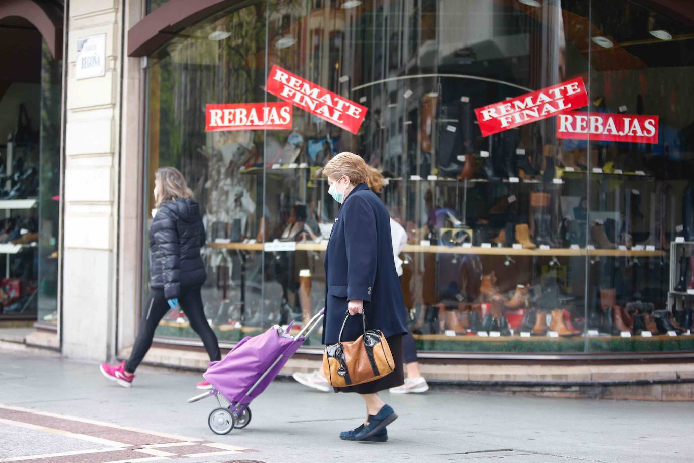 Las región cumple con las normas de seguridad en las salidas ineludibles a la calle. Las mascarillas y los controles se convierten en la tónica habitual de la vida fuera de casa. 