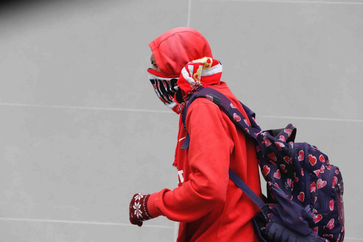 Las región cumple con las normas de seguridad en las salidas ineludibles a la calle. Las mascarillas y los controles se convierten en la tónica habitual de la vida fuera de casa. 