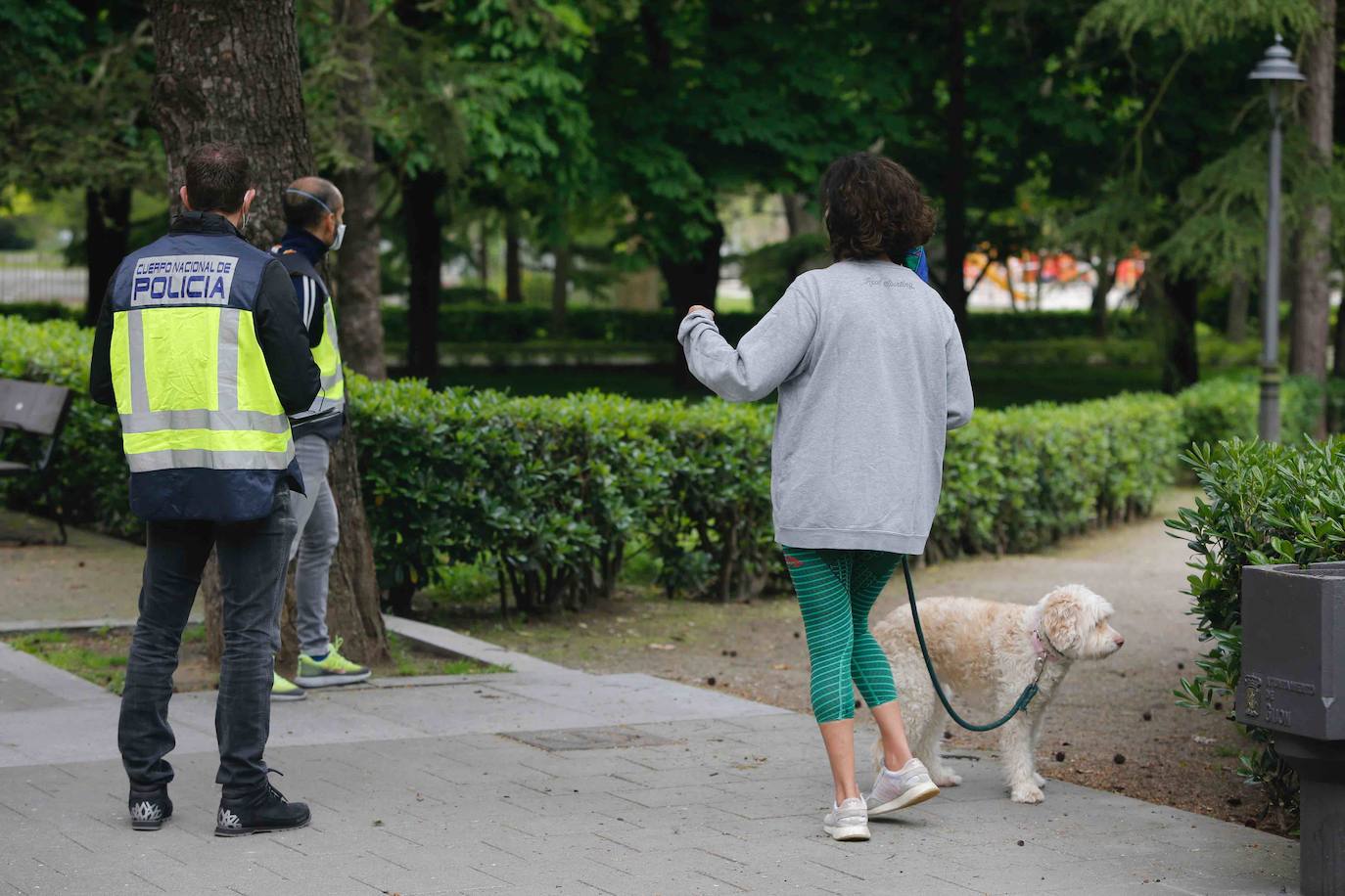 Las región cumple con las normas de seguridad en las salidas ineludibles a la calle. Las mascarillas y los controles se convierten en la tónica habitual de la vida fuera de casa. 