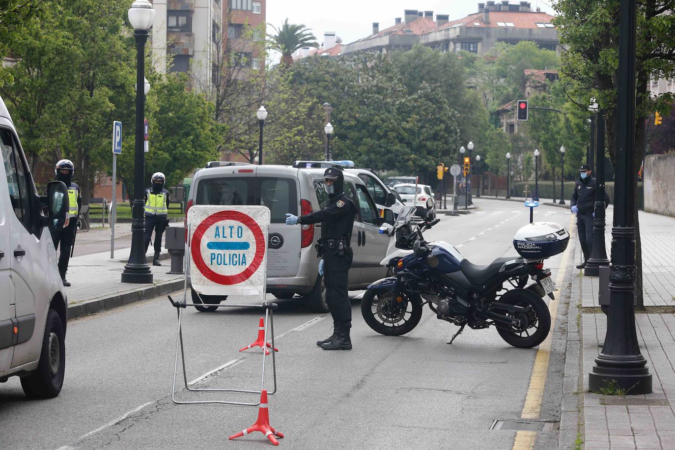 Las región cumple con las normas de seguridad en las salidas ineludibles a la calle. Las mascarillas y los controles se convierten en la tónica habitual de la vida fuera de casa. 