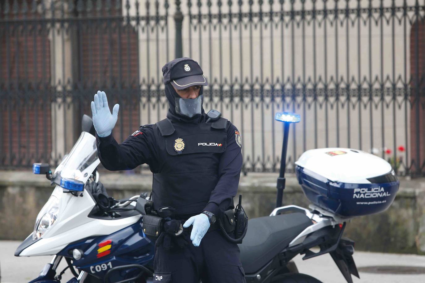 Las región cumple con las normas de seguridad en las salidas ineludibles a la calle. Las mascarillas y los controles se convierten en la tónica habitual de la vida fuera de casa. 