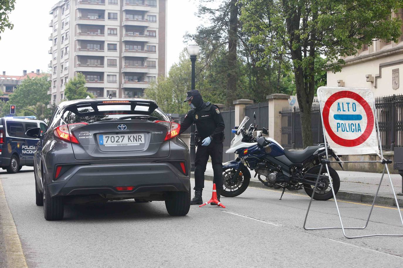 Las región cumple con las normas de seguridad en las salidas ineludibles a la calle. Las mascarillas y los controles se convierten en la tónica habitual de la vida fuera de casa. 
