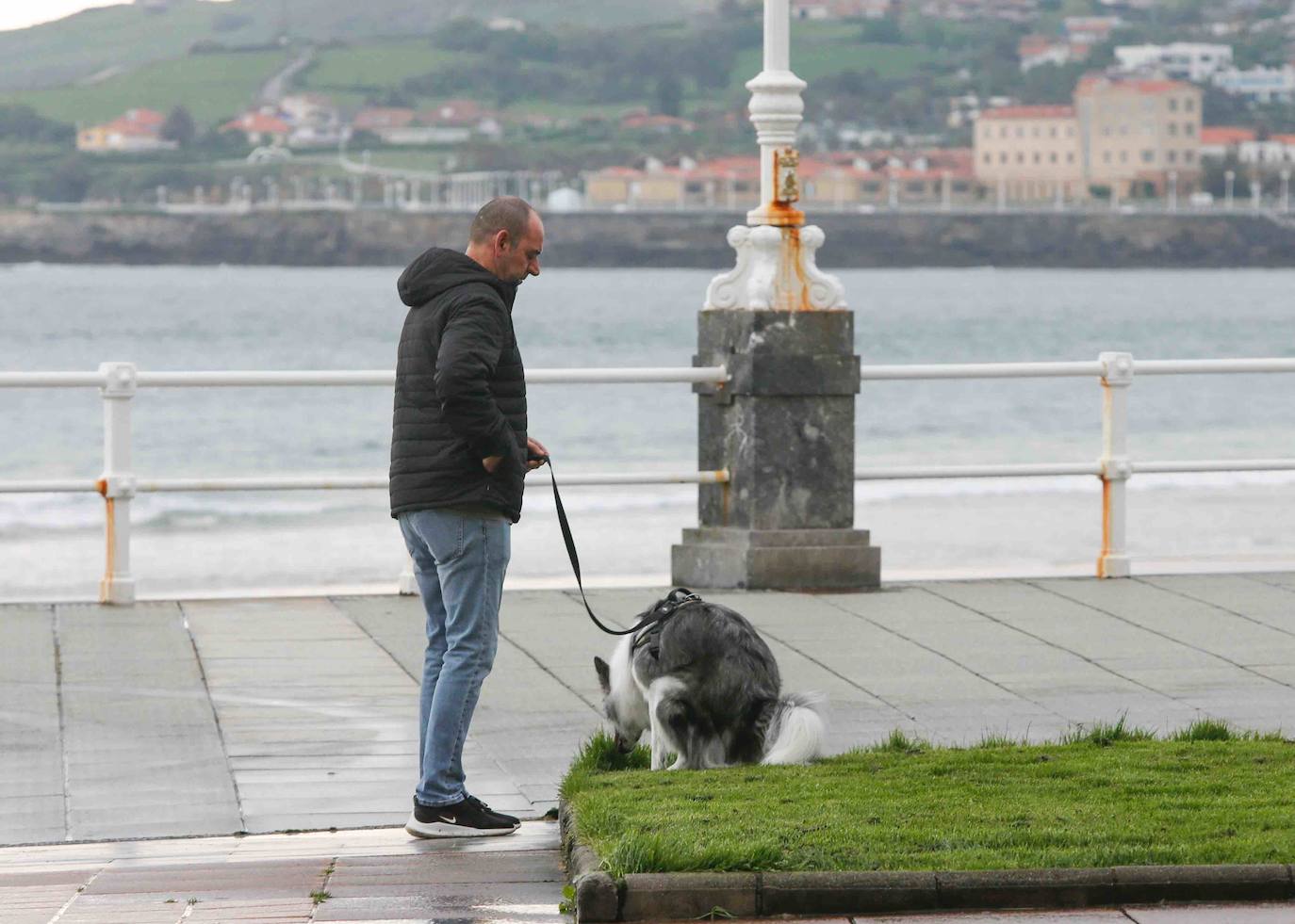 Las región cumple con las normas de seguridad en las salidas ineludibles a la calle. Las mascarillas y los controles se convierten en la tónica habitual de la vida fuera de casa. 