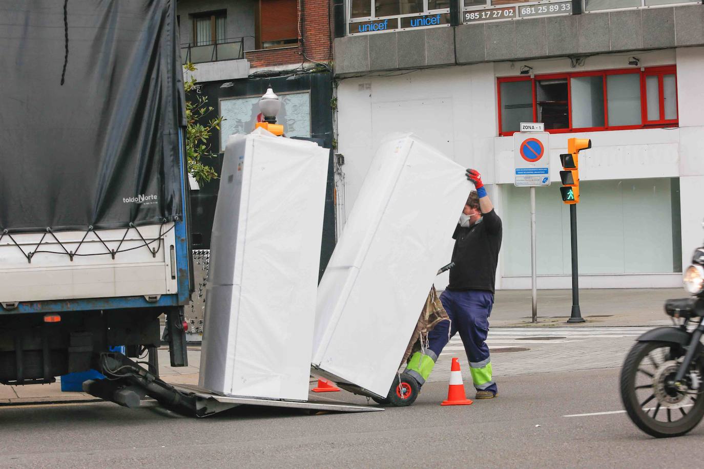 Las región cumple con las normas de seguridad en las salidas ineludibles a la calle. Las mascarillas y los controles se convierten en la tónica habitual de la vida fuera de casa. 