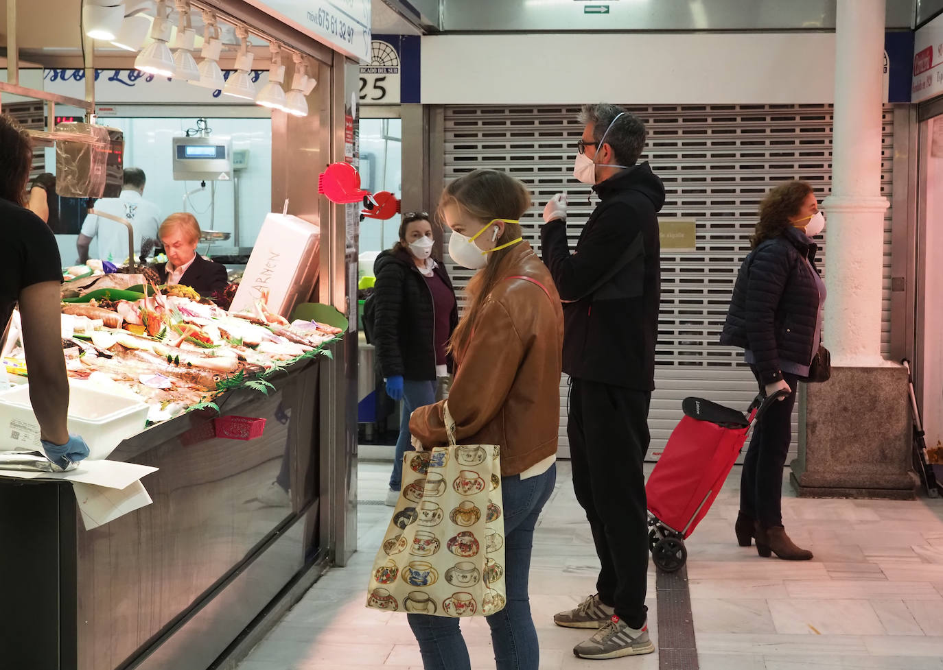 Las región cumple con las normas de seguridad en las salidas ineludibles a la calle. Las mascarillas y los controles se convierten en la tónica habitual de la vida fuera de casa. 