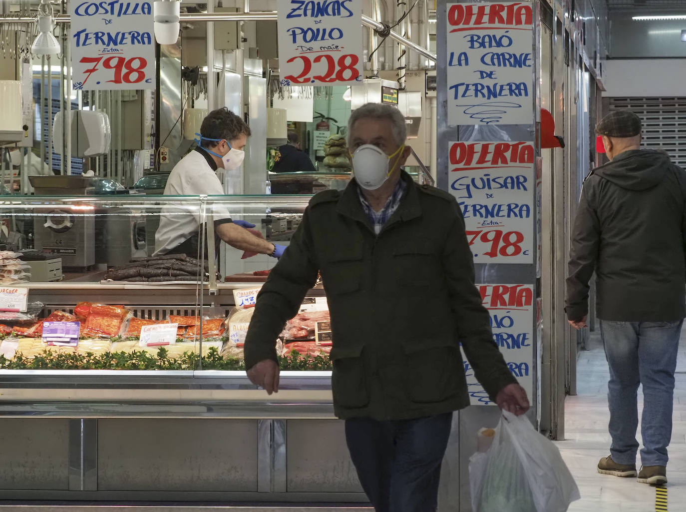 Las región cumple con las normas de seguridad en las salidas ineludibles a la calle. Las mascarillas y los controles se convierten en la tónica habitual de la vida fuera de casa. 