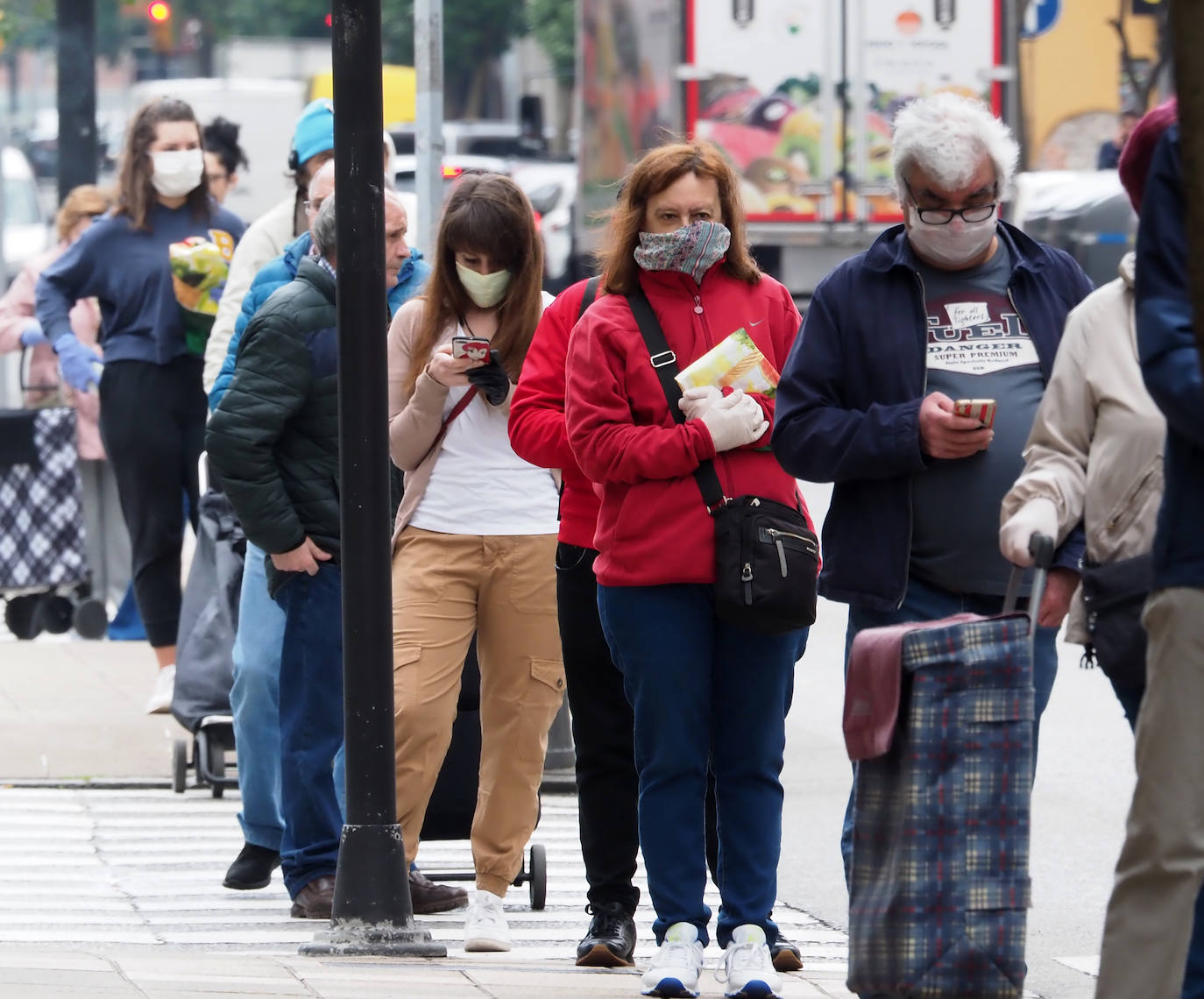 Las región cumple con las normas de seguridad en las salidas ineludibles a la calle. Las mascarillas y los controles se convierten en la tónica habitual de la vida fuera de casa. 