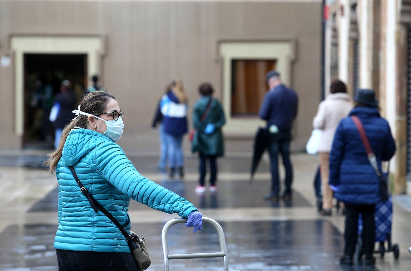 Las región cumple con las normas de seguridad en las salidas ineludibles a la calle. Las mascarillas y los controles se convierten en la tónica habitual de la vida fuera de casa. 