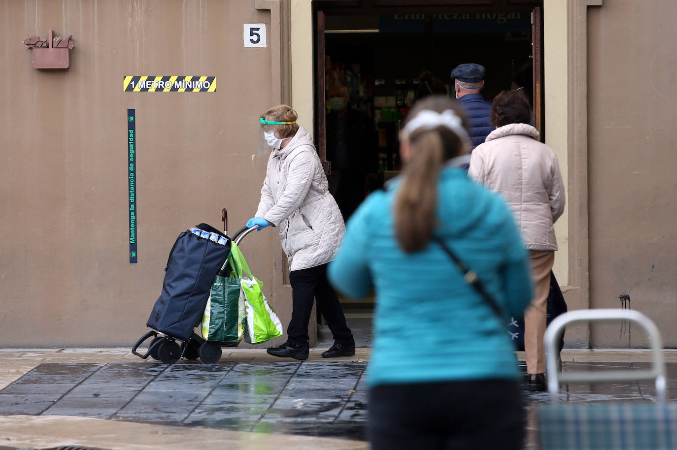 Las región cumple con las normas de seguridad en las salidas ineludibles a la calle. Las mascarillas y los controles se convierten en la tónica habitual de la vida fuera de casa. 