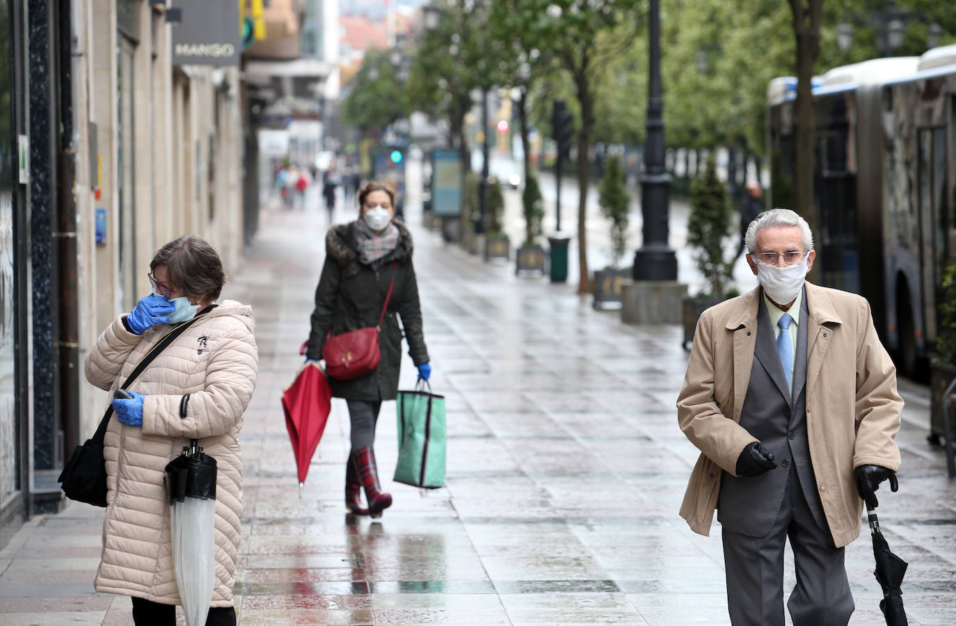 Las región cumple con las normas de seguridad en las salidas ineludibles a la calle. Las mascarillas y los controles se convierten en la tónica habitual de la vida fuera de casa. 
