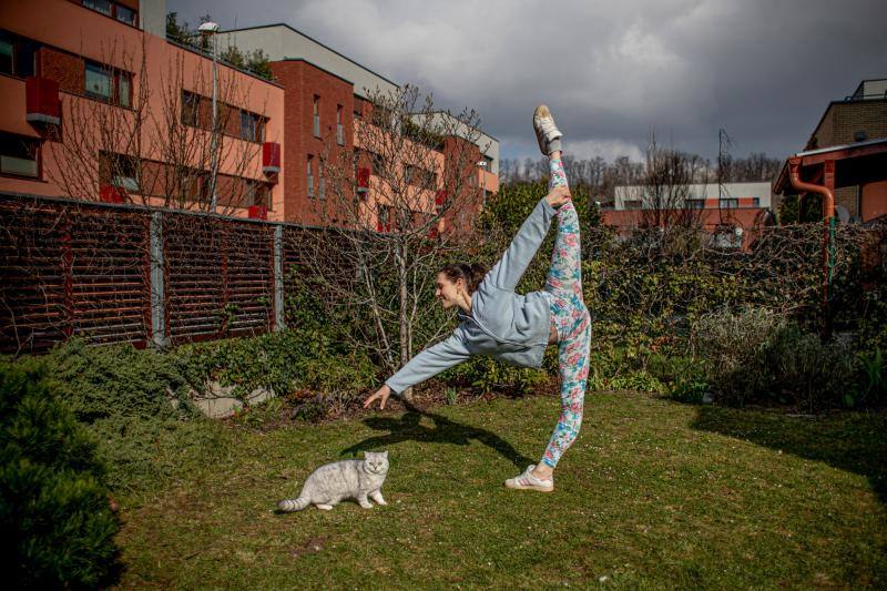 La crisis del coronavirus ha afectado a todos los aspectos de la vida en la República Checa, incluidas las artes. La cuarentena decretada en el país ha obligado a recluirse en sus hogares a muchos trabajadores, como los bailarines del Ballet Nacional Checo, cuya profesión requiere una rutina de ejercicio rigurosa. Estas restricciones plantean grandes desafíos para mantenerse en forma y preparados volver a los escenarios. Por ello se han visto obligados a innovar y a entrenar en sus hogares.