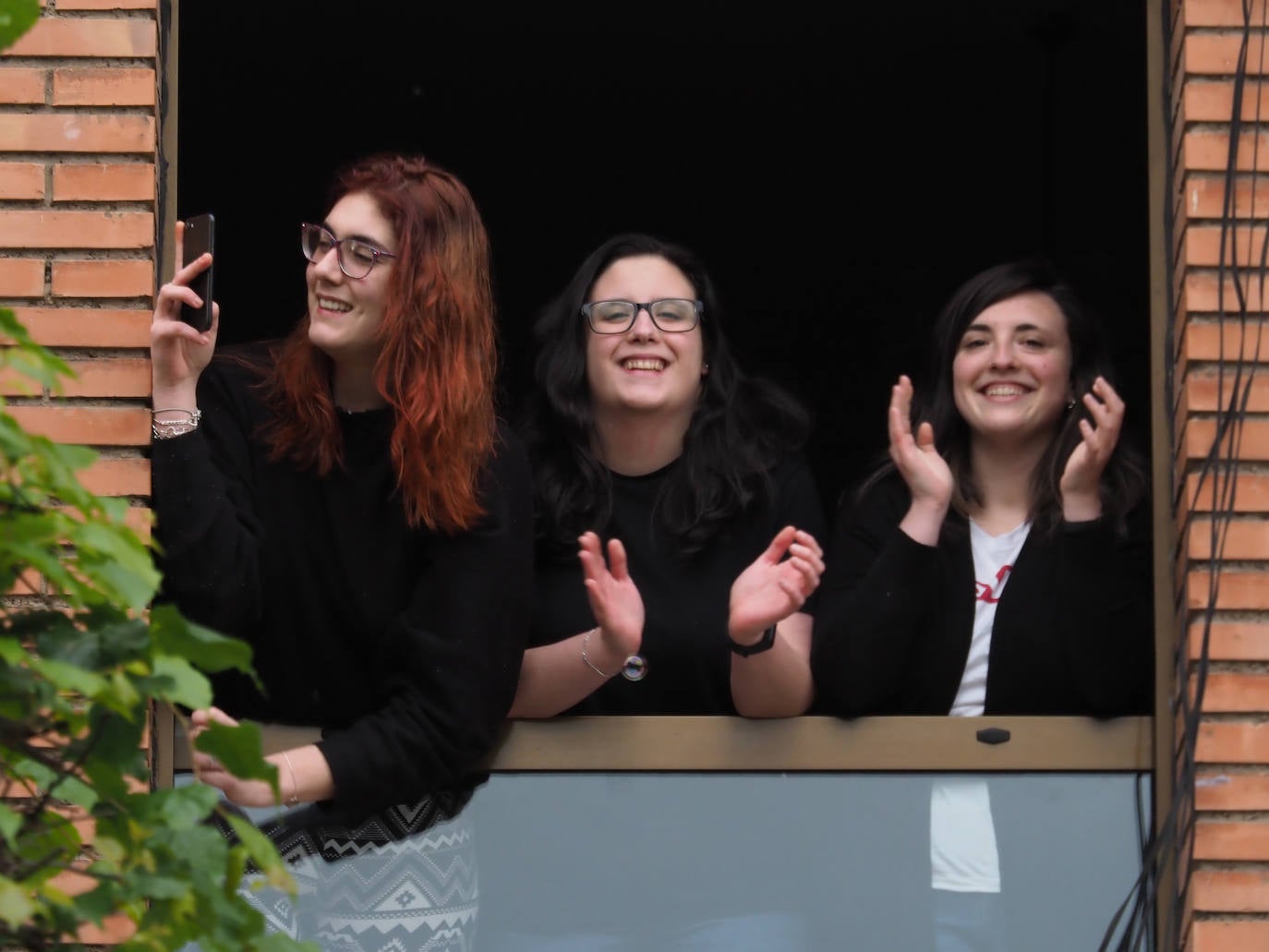 El barrio gijonés de El Coto se ha volcado para celebrar el cumpleaños de su vecina, Andrea, que vive en la calle Conde Toreno.