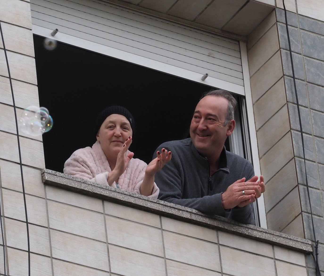 El barrio gijonés de El Coto se ha volcado para celebrar el cumpleaños de su vecina, Andrea, que vive en la calle Conde Toreno.
