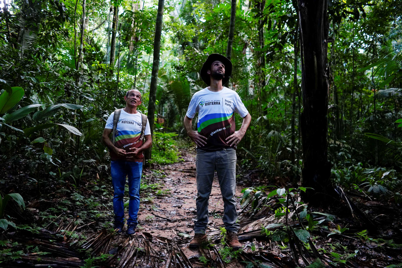 Dos ingenieros forestales en el bosque de Jamari, en Brasil