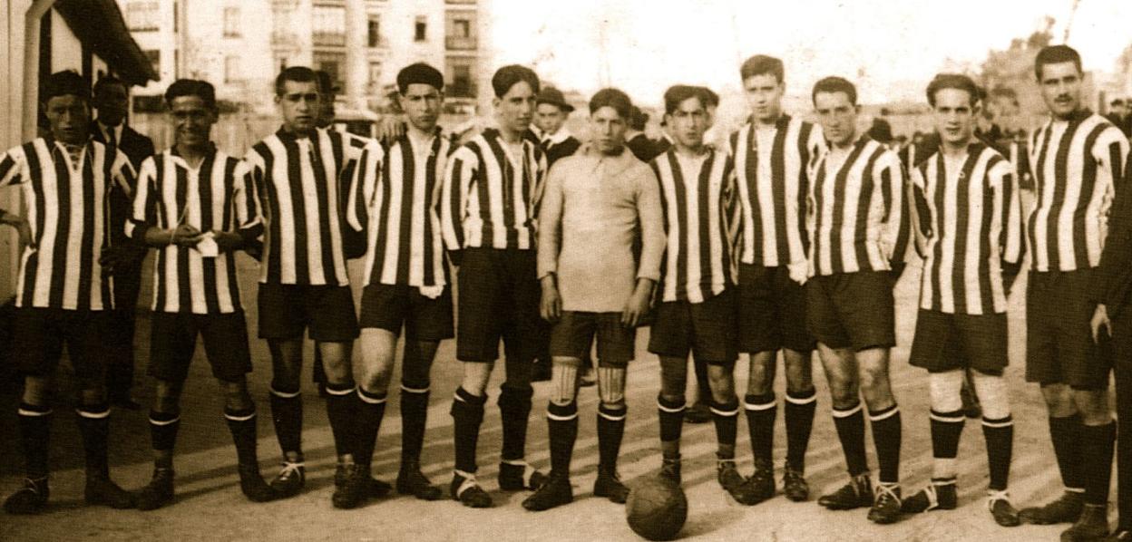 Morán, Conrado, Argüelles, Senén Villaverde, Ramón Moré, Román Soto, Fernando Villaverde, Riera, Muñiz, Ituarte y Saturnino Villaverde, en un partido en Madrid, en la temporada del debut copero.