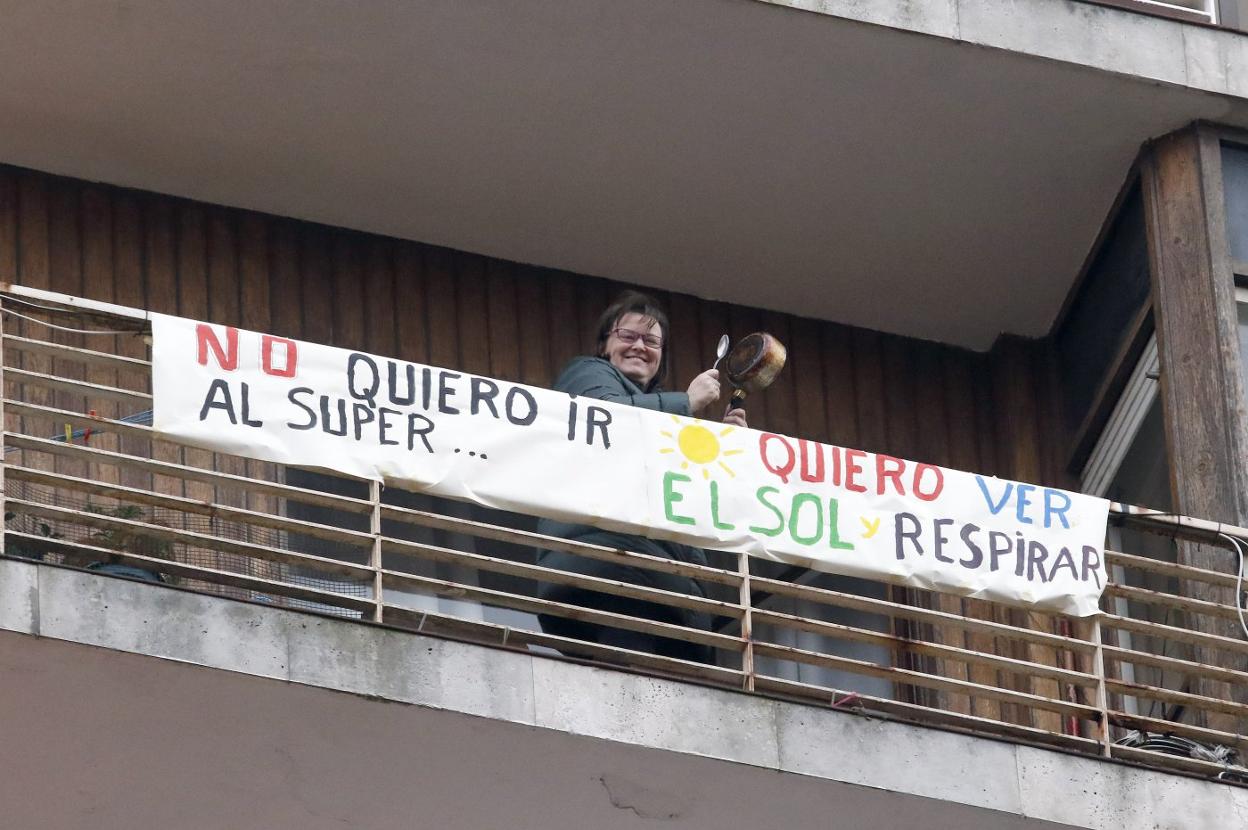 Carteles como este, en la avenida de la Costa de Gijón, se vieron por toda Asturias. 