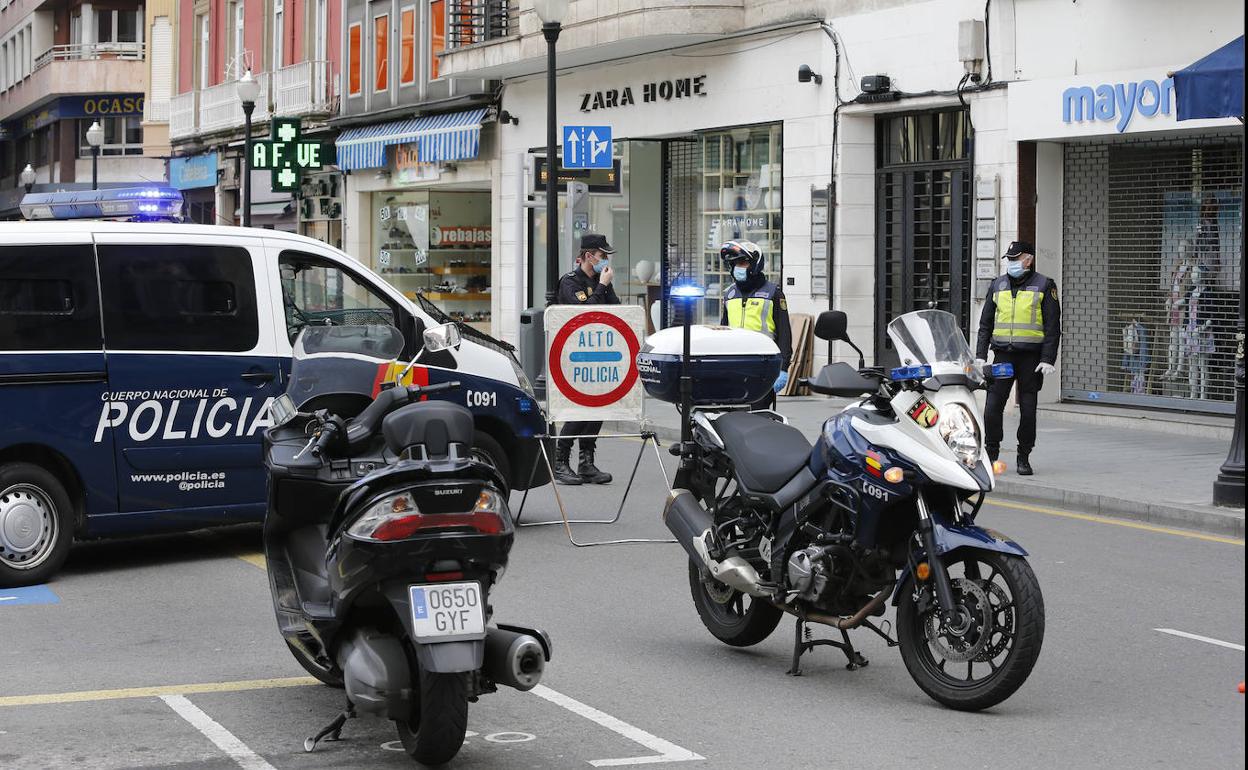 Imagen de archivo de un control policial en Gijón. 