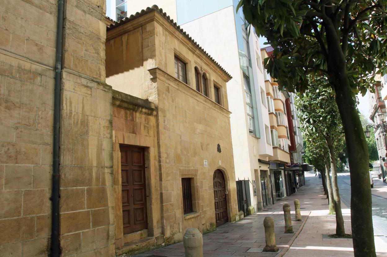 El edificio histórico de la Universidad de Oviedo, ayer, en una calle de San Francisco vacía. 