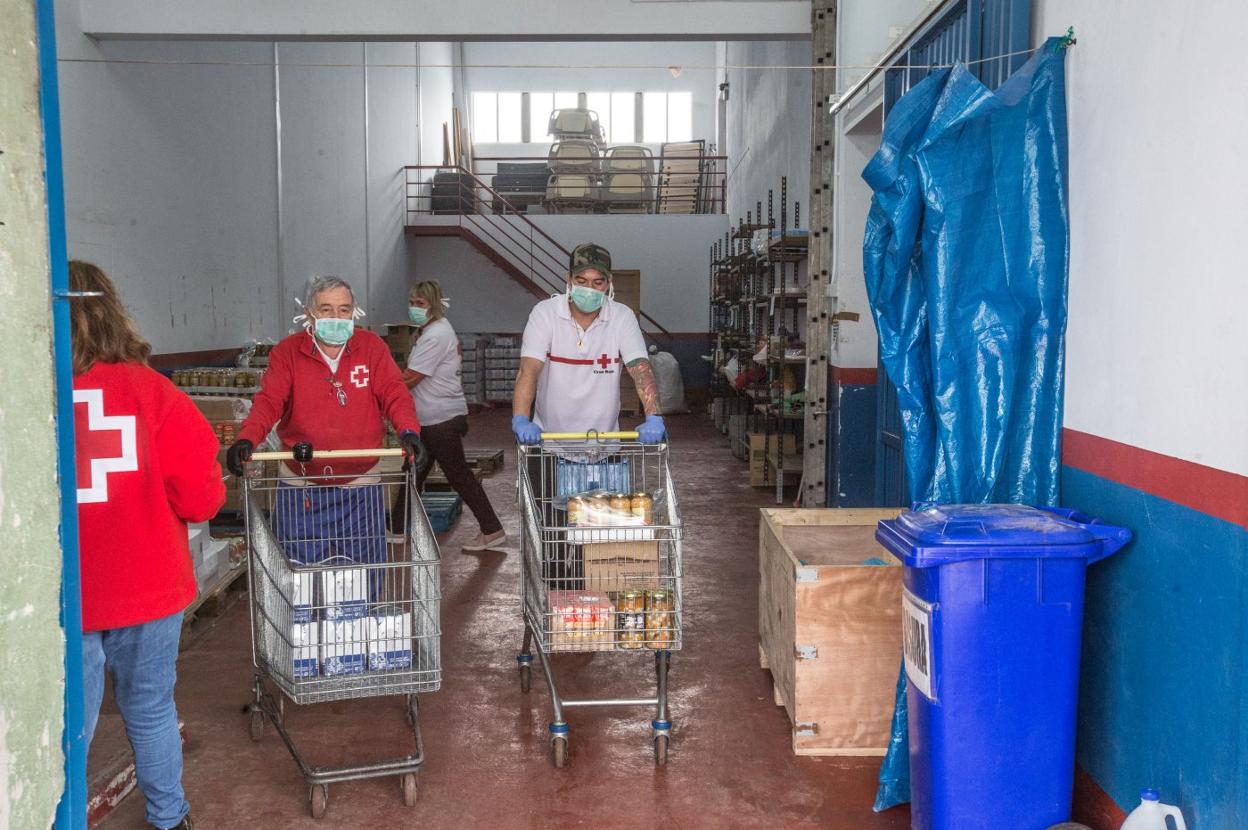 Voluntarios durante el reparto de alimentos. 