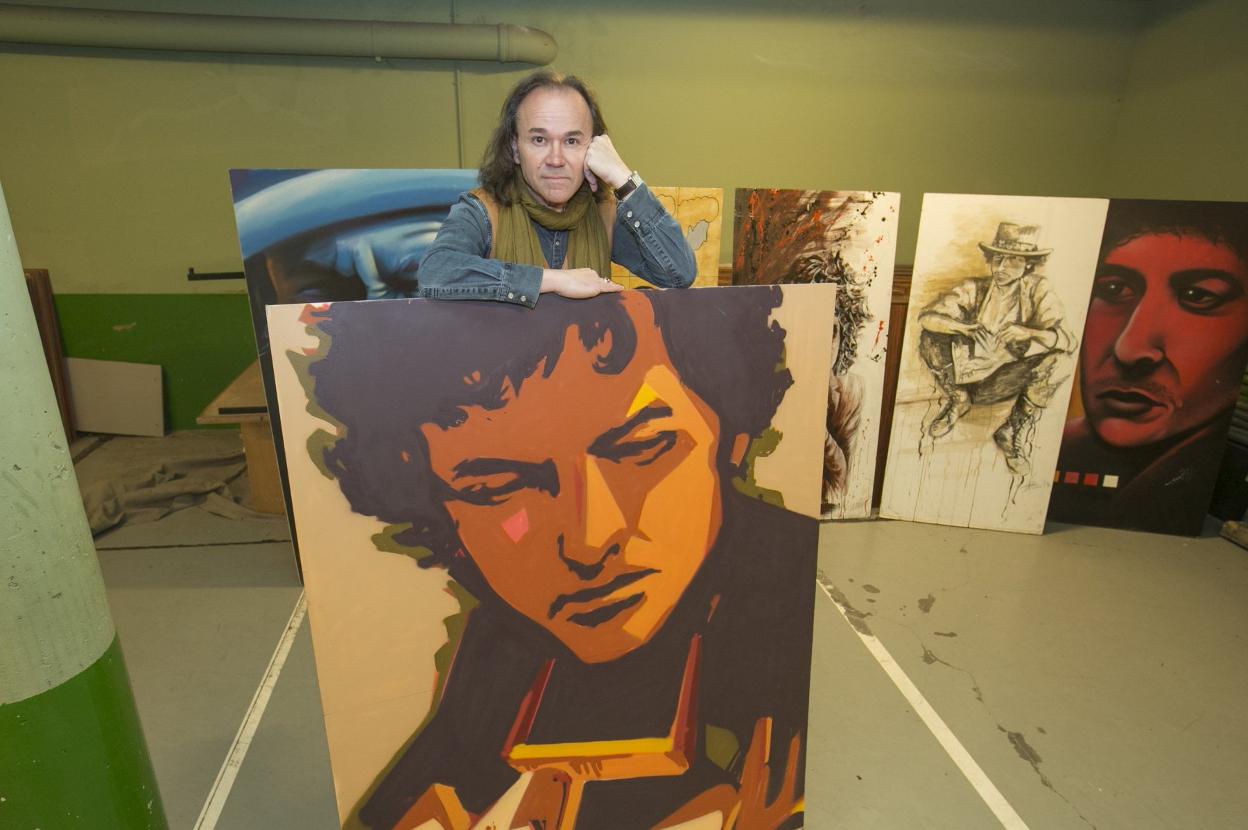 Béznar Arias posa sobre un retrato de Bob Dylan. 