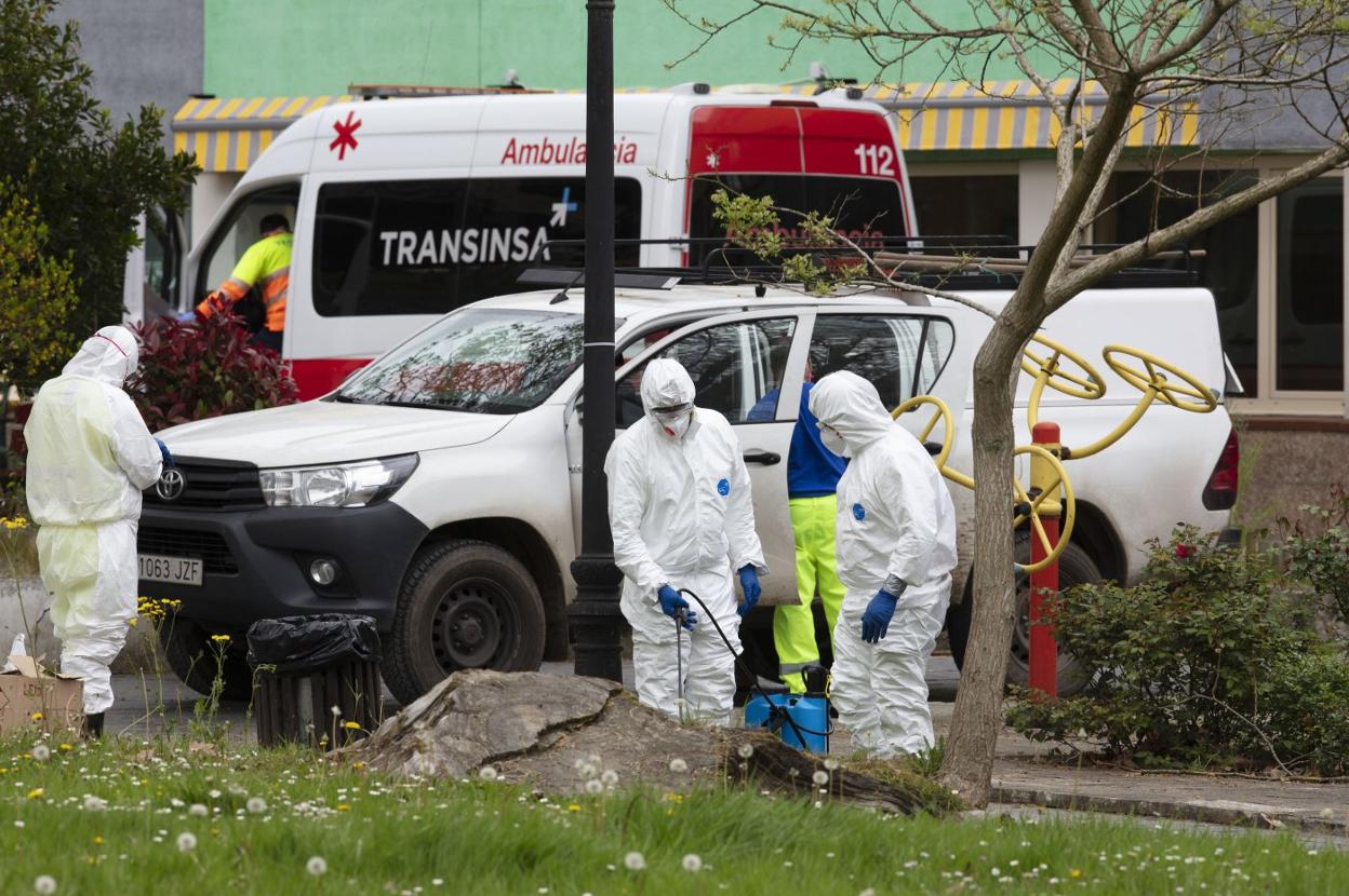 Operarios de Tragsa, ante la residencia de Grado. 