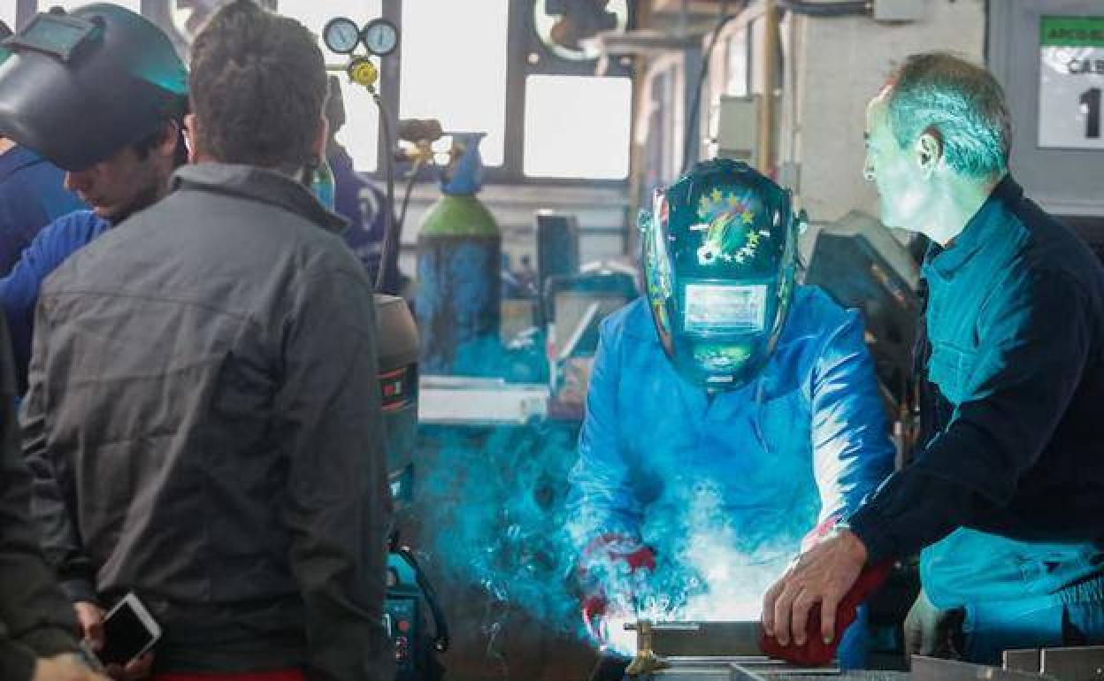 Alumnos de FP soldando enun taller del CIFP de Avilés