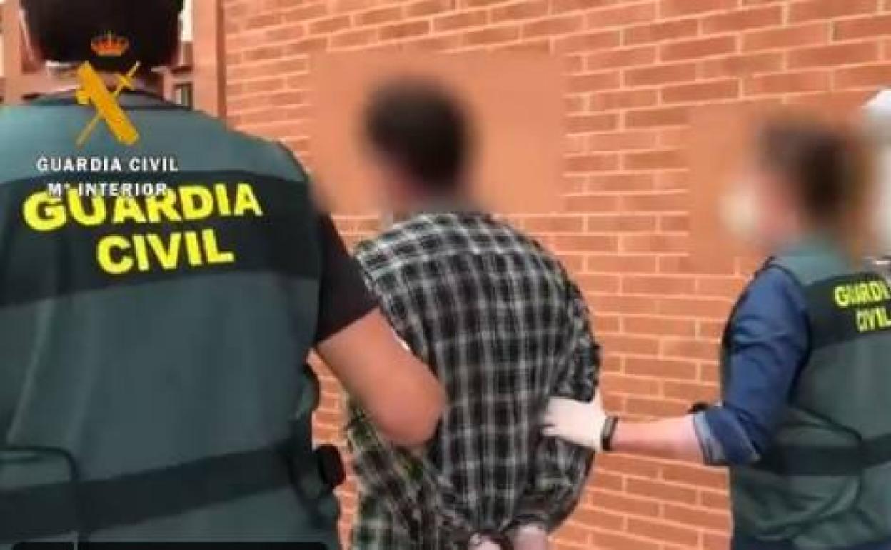 El hombre detenido por la Guardia Civil.