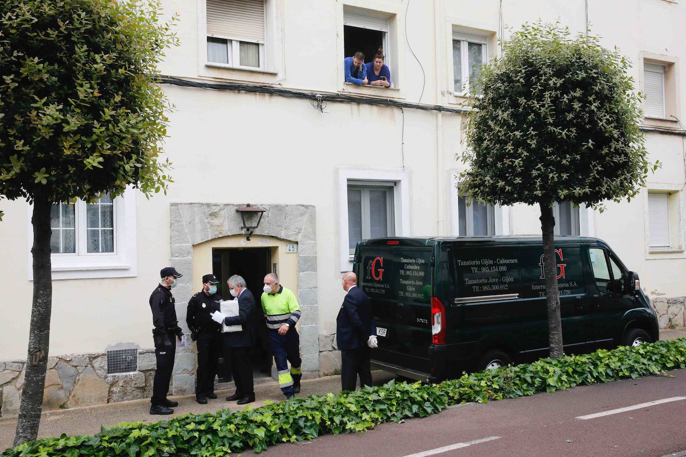 El fallecido,un varón de 70 años, residía en el barrio de Roces. Fue su pareja quien alertó a la Policía de que no sabía nada de él desde hacía un día.