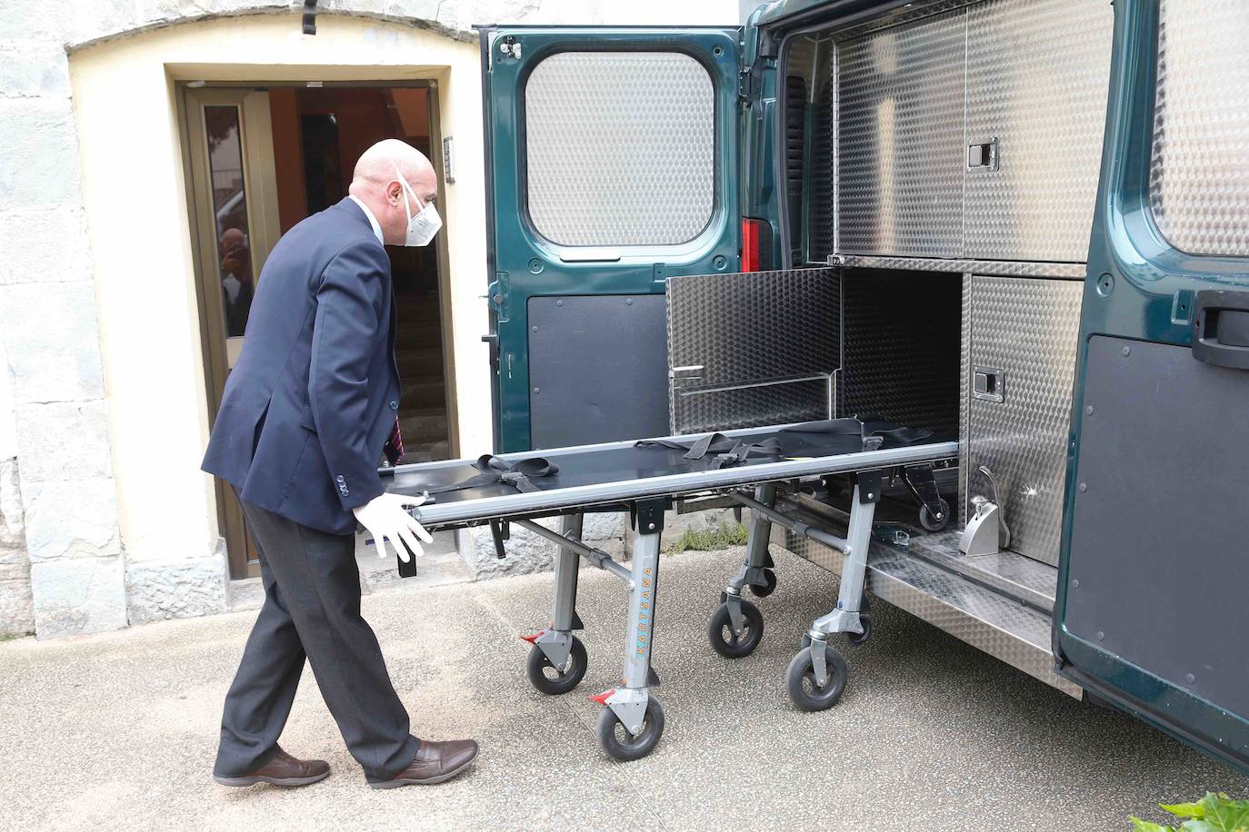 El fallecido,un varón de 70 años, residía en el barrio de Roces. Fue su pareja quien alertó a la Policía de que no sabía nada de él desde hacía un día.