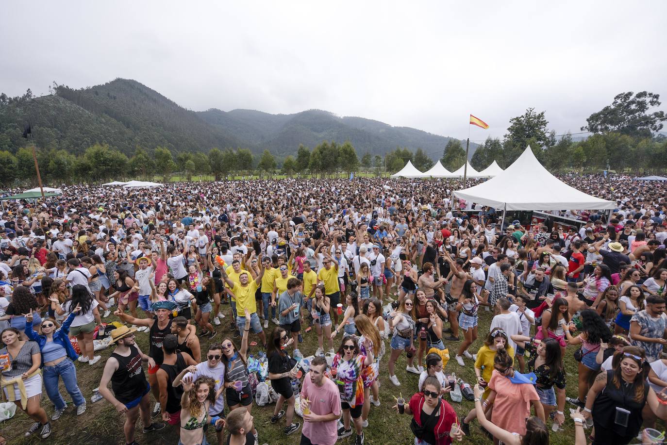 Jóvenes en el prau de Salcéu en la tradicional romería del Xiringüelu, en 2019. 