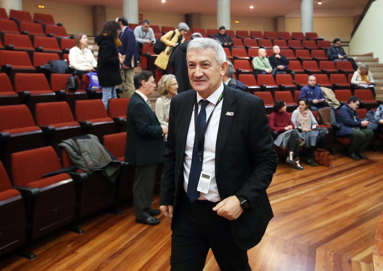 El rector de la Universidad de Oviedo, al término de un acto antes de la declaración del estado de alarma. 