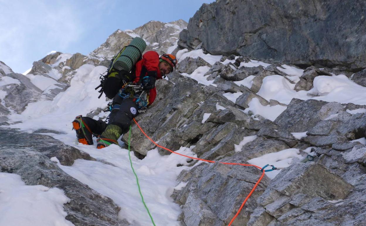 Eduardo González Amandi escalando la cara Norte del Cholatse en Nepal.