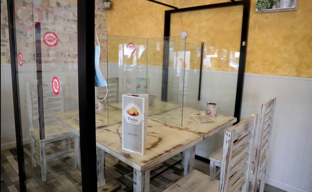 Algunos hosteleros instalan ya mamparas de protección en sus establecimientos para garantizar el aislamiento a sus clientes.