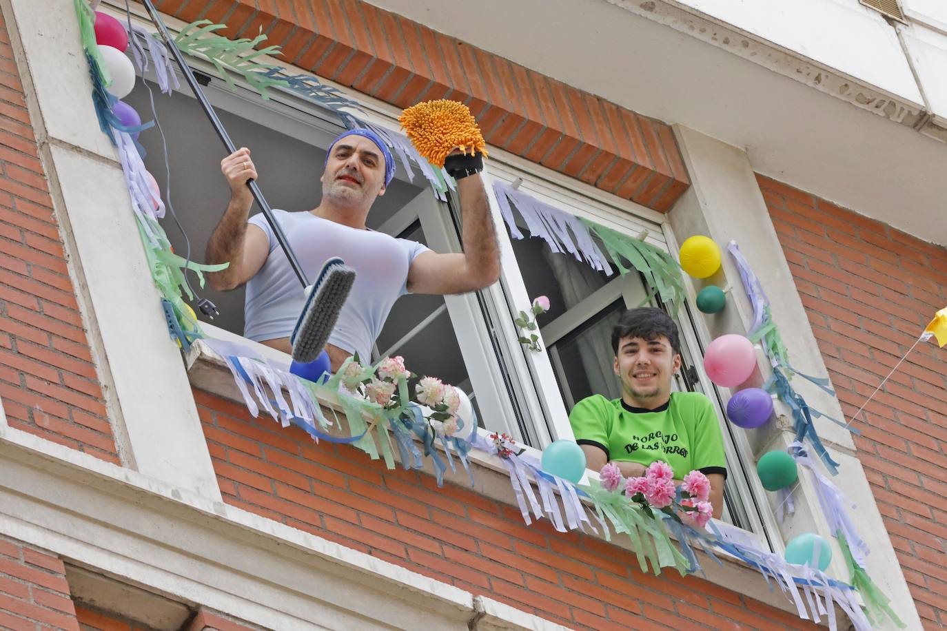 Vecinos del barrio de Contrueces se divierten este domingo desde sus ventanas emulando la estética del videoclip de Queen 'I want to break free'. 