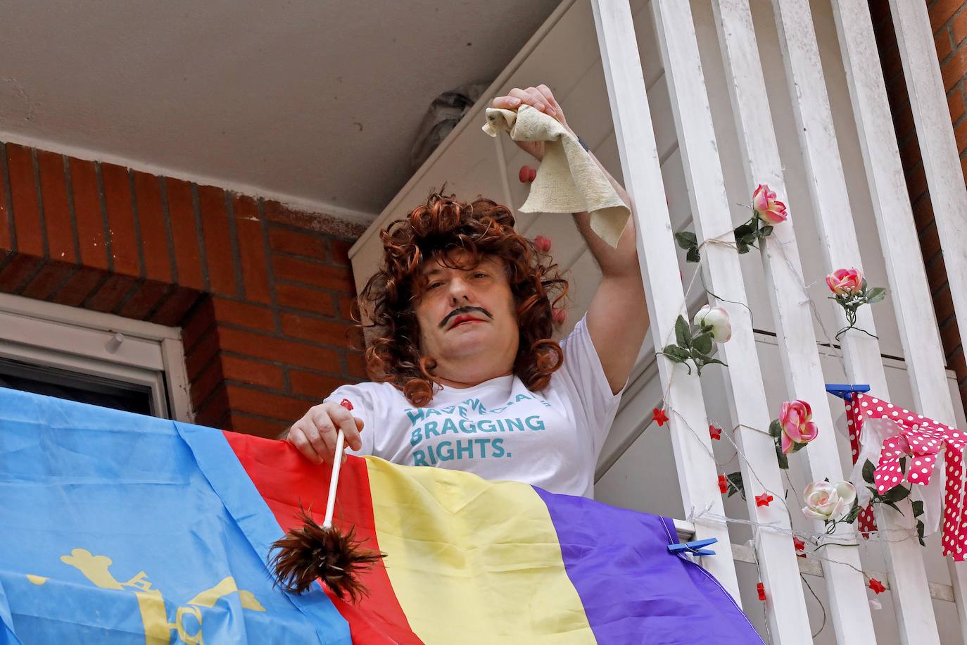 Vecinos del barrio de Contrueces se divierten este domingo desde sus ventanas emulando la estética del videoclip de Queen 'I want to break free'. 