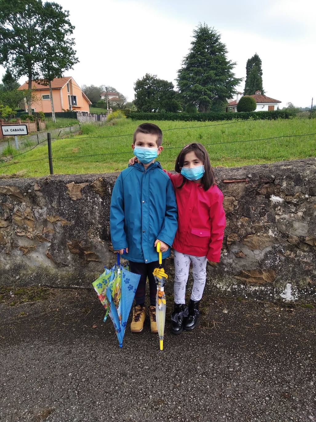 Los niños de Oviedo ponen al mal tiempo buena cara y salen a disfrutar de sus calles