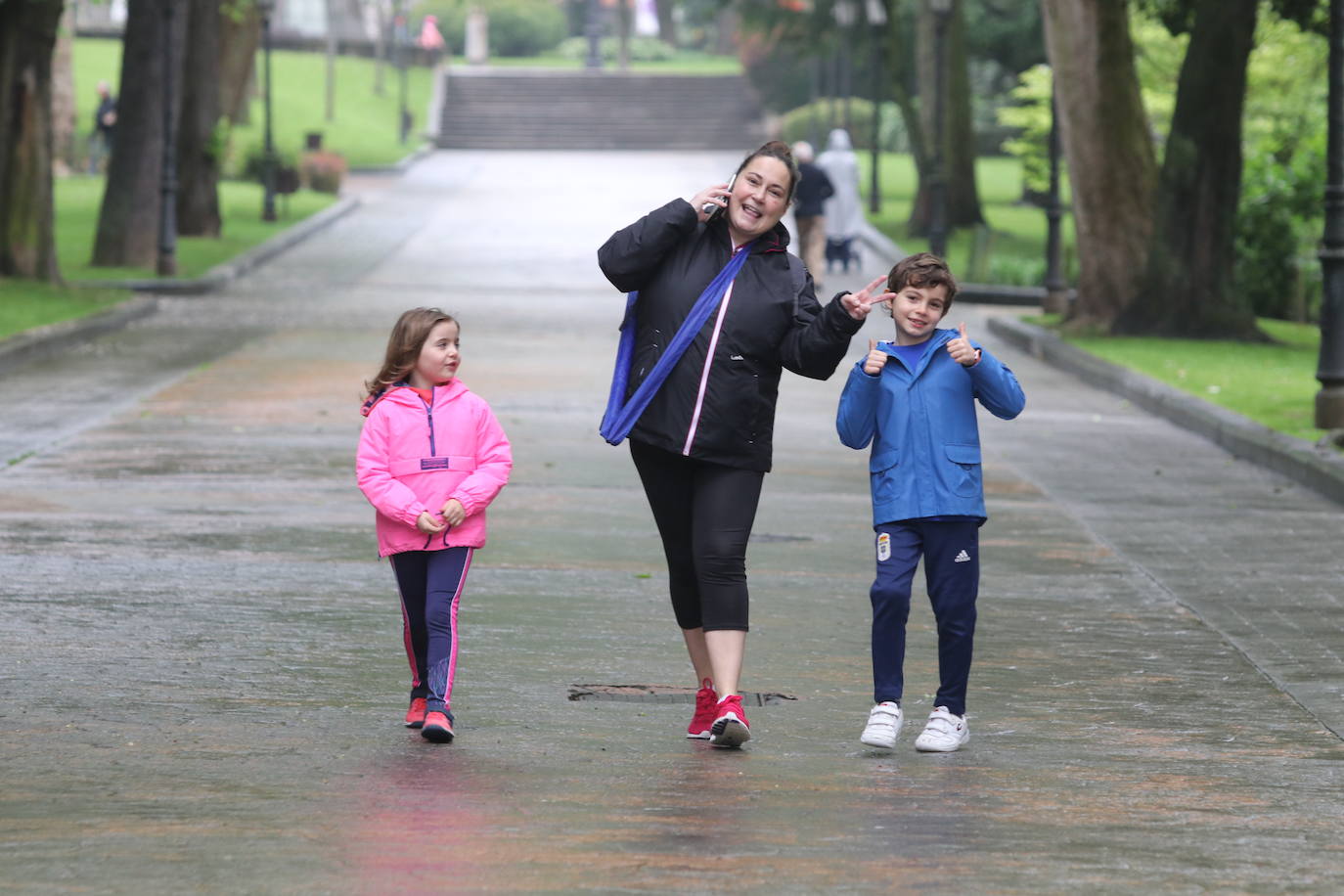 Los niños de Oviedo ponen al mal tiempo buena cara y salen a disfrutar de sus calles