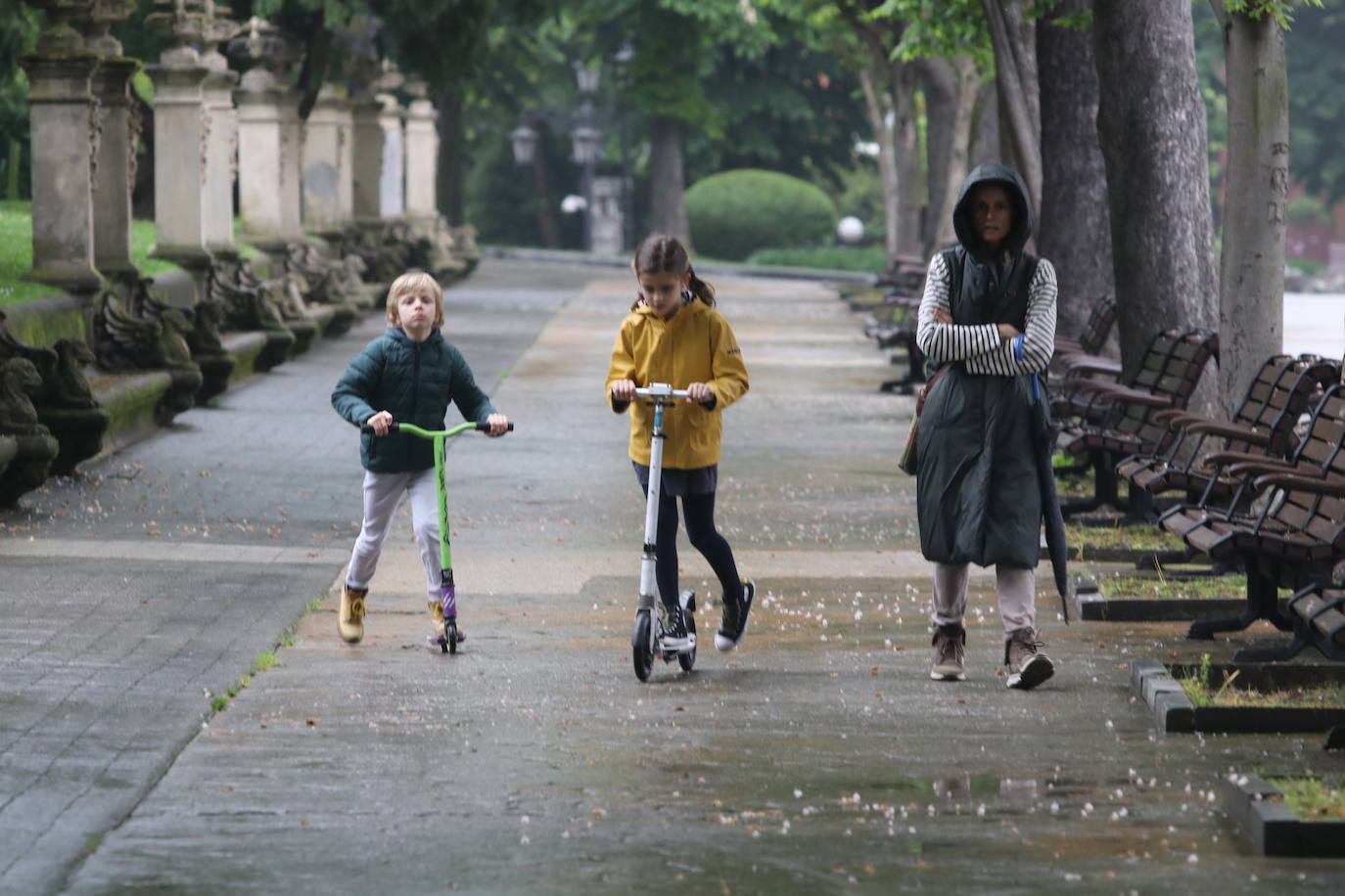 Los niños de Oviedo ponen al mal tiempo buena cara y salen a disfrutar de sus calles