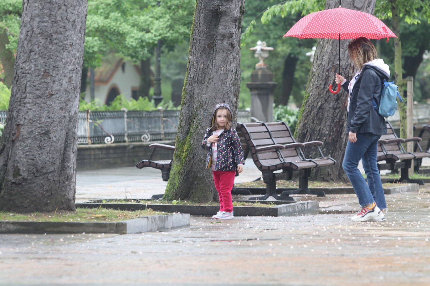 Los niños de Oviedo ponen al mal tiempo buena cara y salen a disfrutar de sus calles