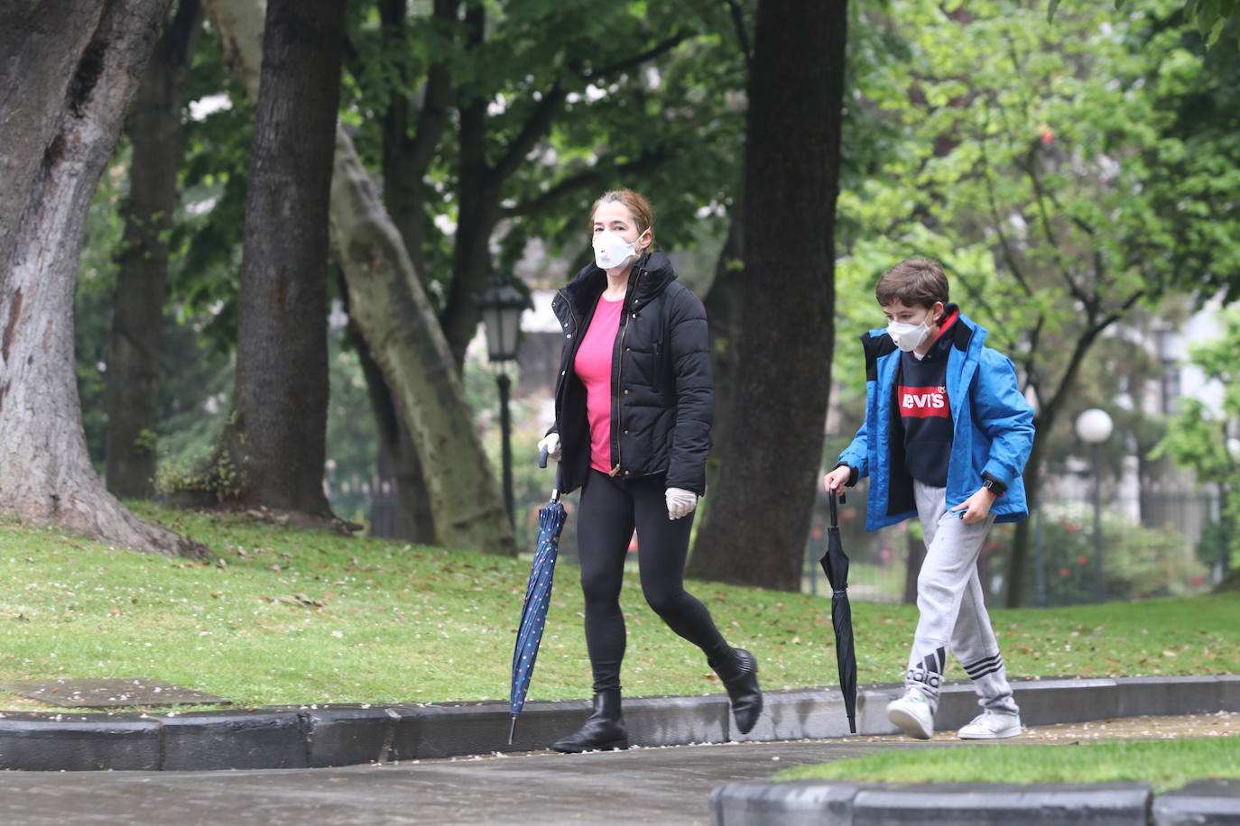 Los niños de Oviedo ponen al mal tiempo buena cara y salen a disfrutar de sus calles