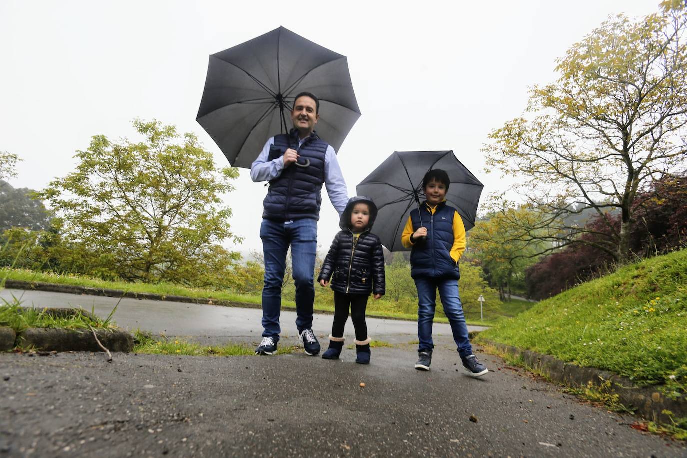 Los niños de Oviedo ponen al mal tiempo buena cara y salen a disfrutar de sus calles