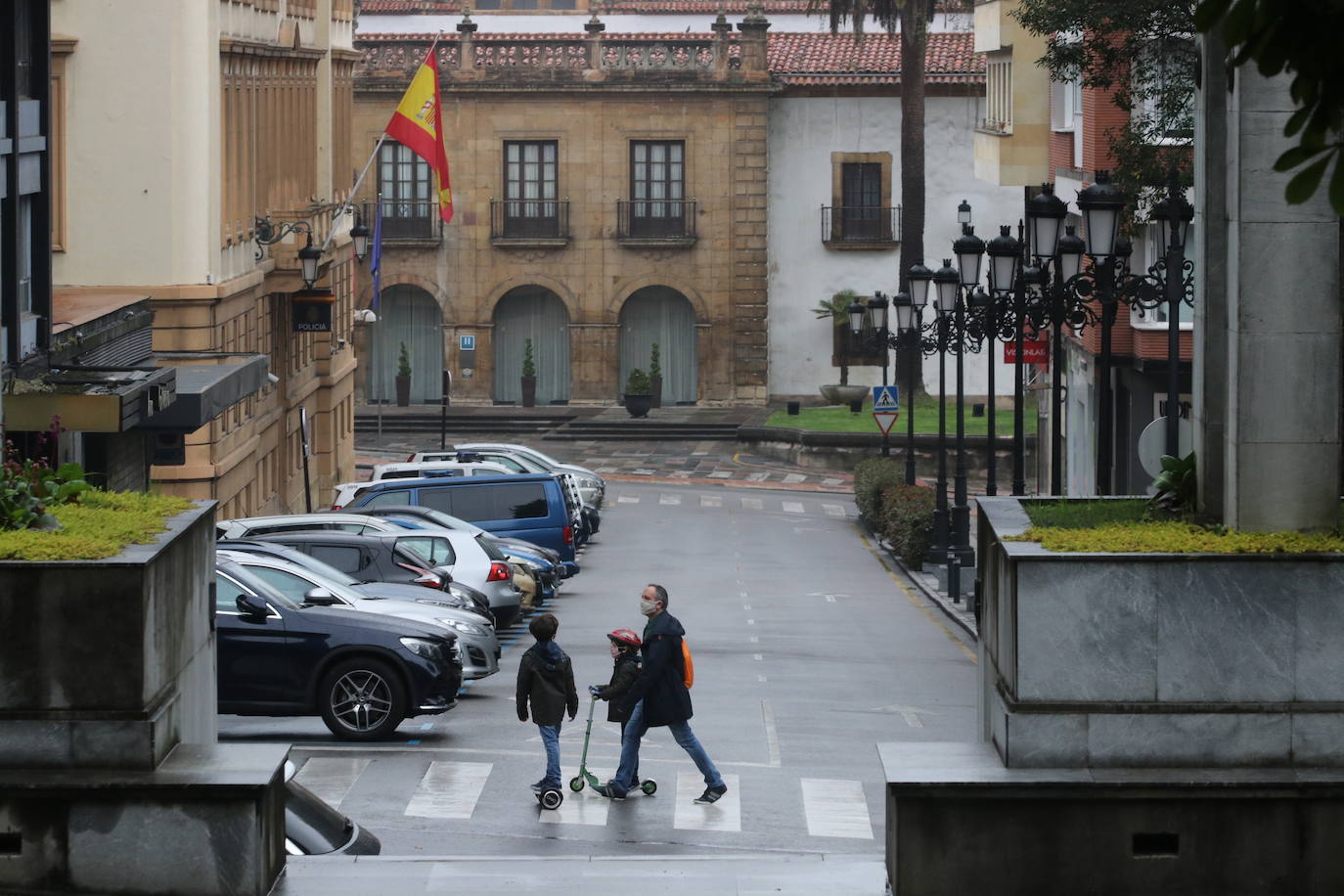 Los niños de Oviedo ponen al mal tiempo buena cara y salen a disfrutar de sus calles