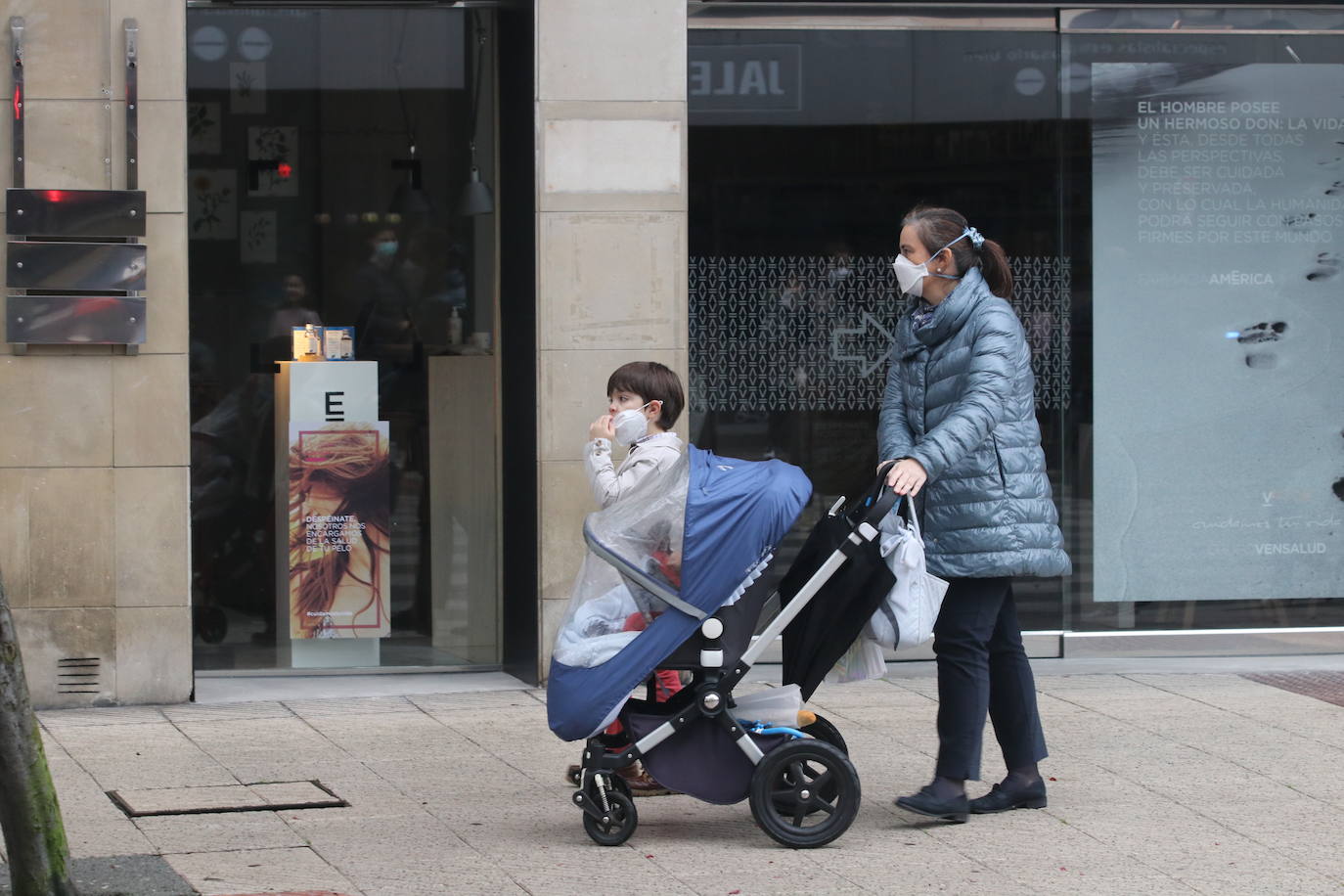 Los niños de Oviedo ponen al mal tiempo buena cara y salen a disfrutar de sus calles