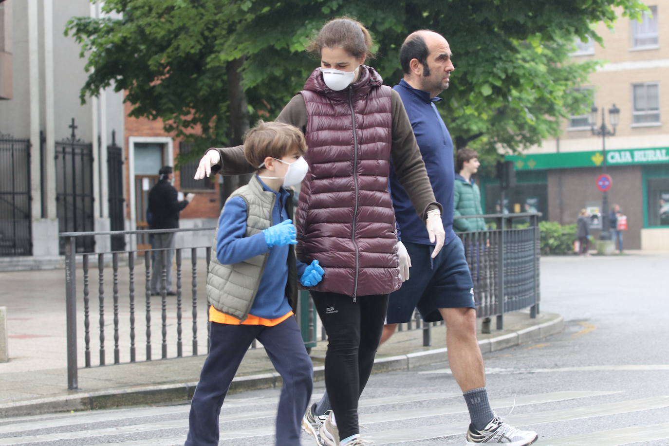 Los niños de Oviedo ponen al mal tiempo buena cara y salen a disfrutar de sus calles