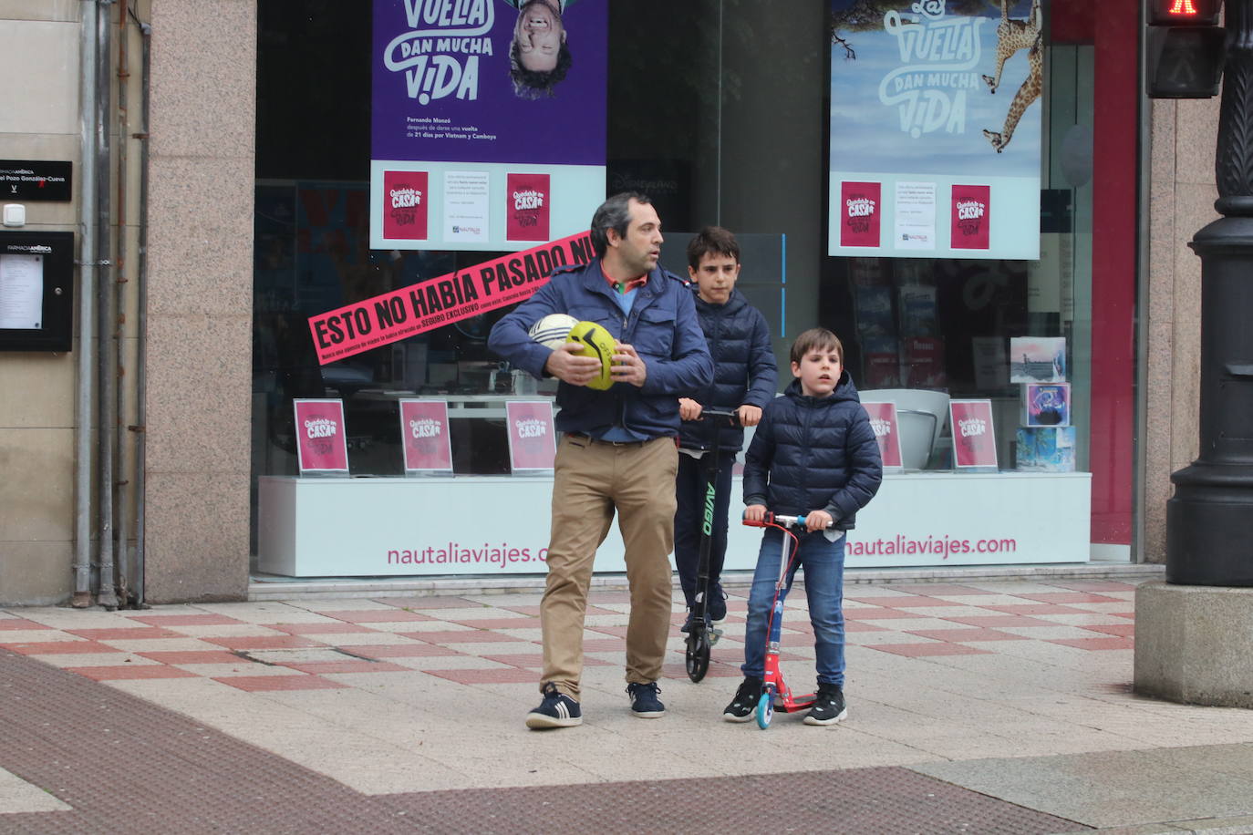 Los niños de Oviedo ponen al mal tiempo buena cara y salen a disfrutar de sus calles