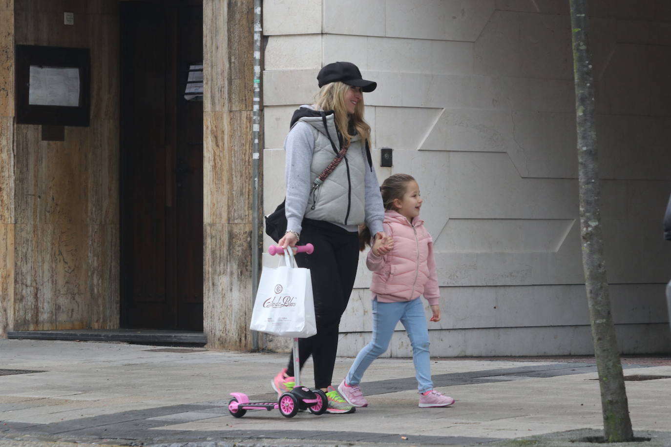 Los niños de Oviedo ponen al mal tiempo buena cara y salen a disfrutar de sus calles